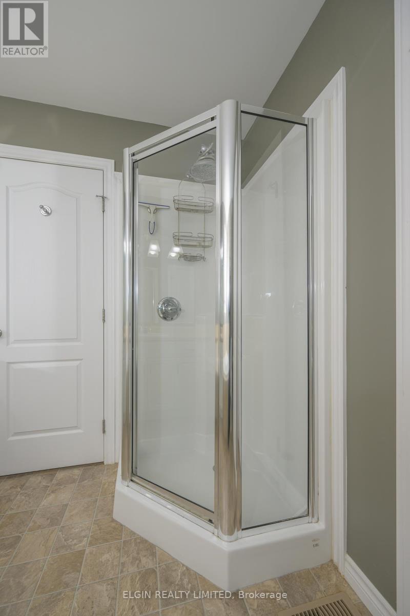 12 Peach Tree Boulevard, St. Thomas, ON - Indoor Photo Showing Bathroom