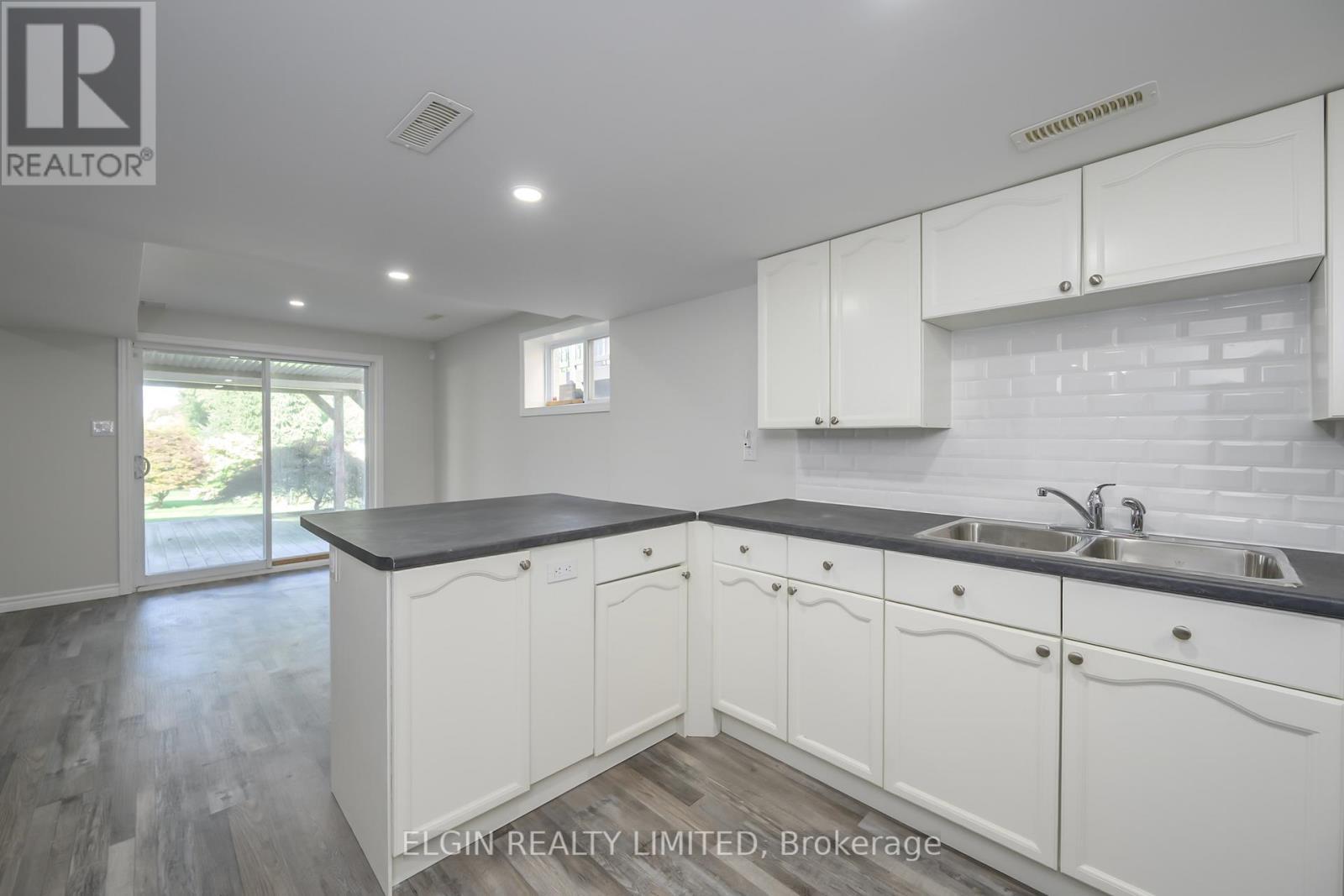 12 Peach Tree Boulevard, St. Thomas, ON - Indoor Photo Showing Kitchen With Double Sink