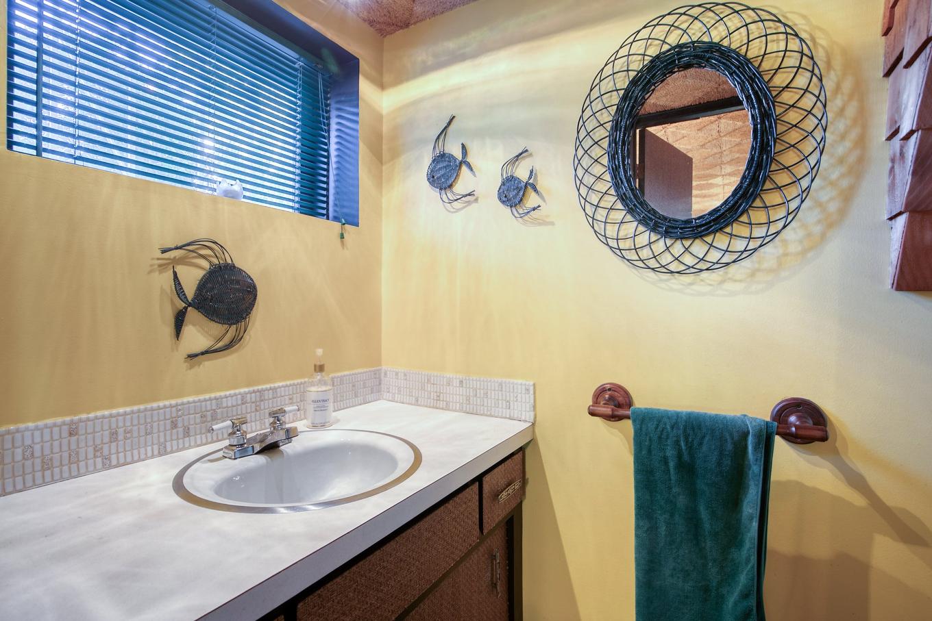 Powder room - 7510 Rue Madrid, Brossard, QC - Indoor Photo Showing Bathroom