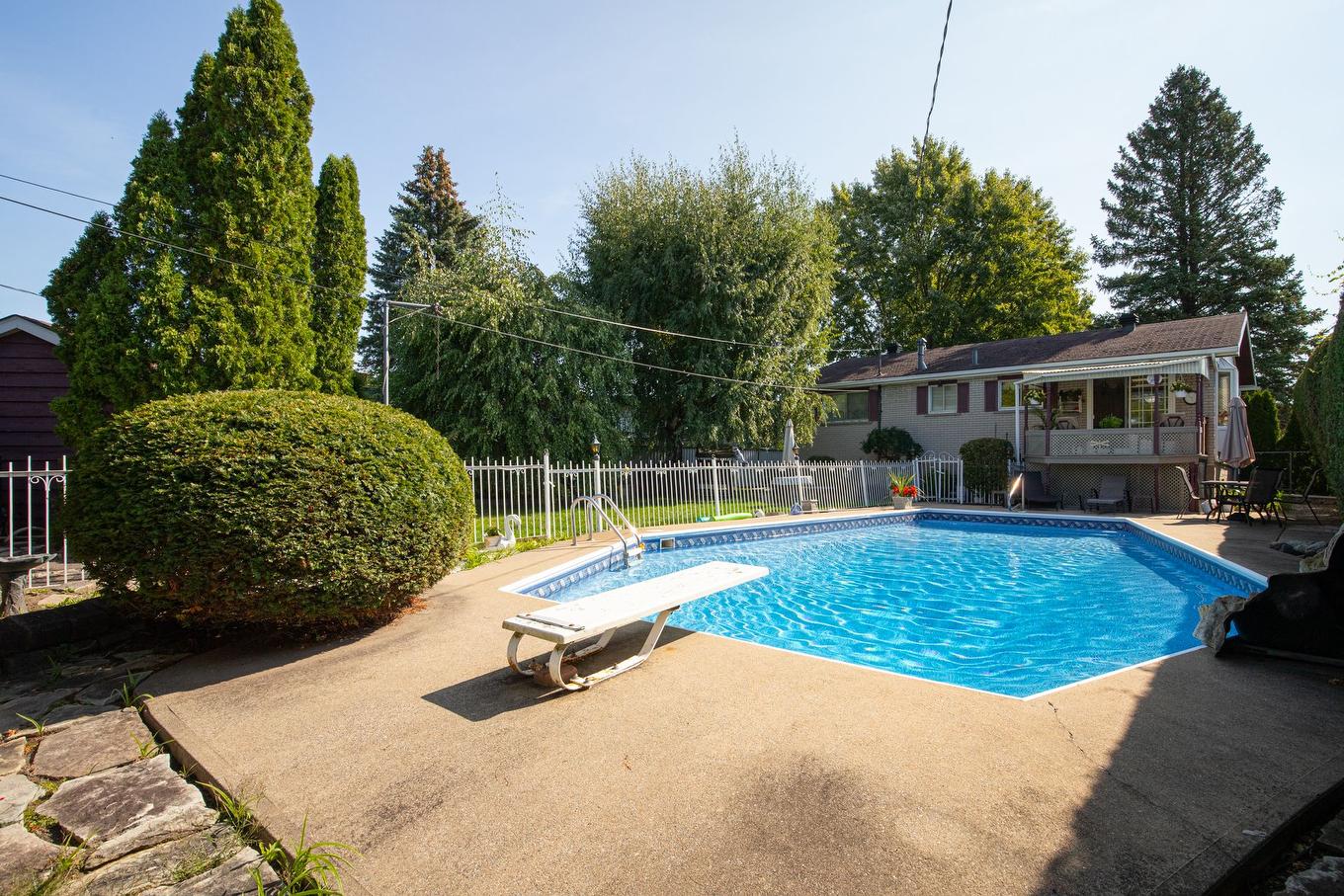 Pool - 7510 Rue Madrid, Brossard, QC - Outdoor With In Ground Pool With Backyard