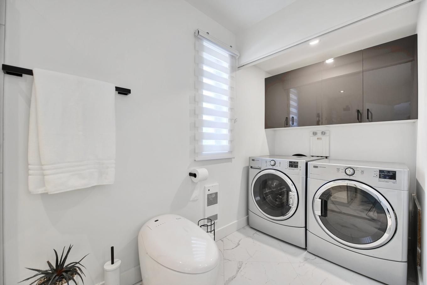 Bathroom - 8990 Place Rodier, Brossard, QC - Indoor Photo Showing Laundry Room