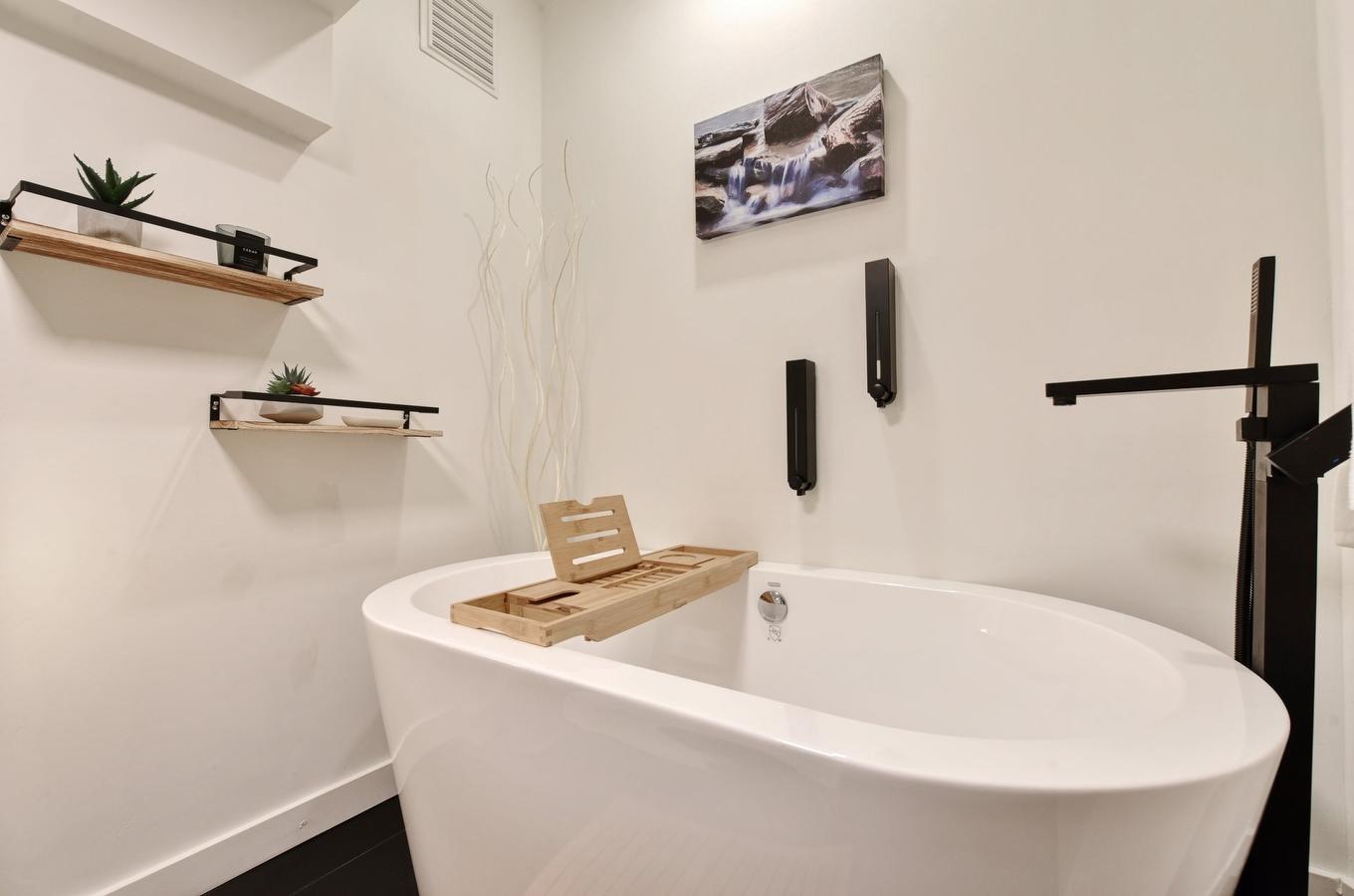 Bathroom - 8990 Place Rodier, Brossard, QC - Indoor Photo Showing Bathroom