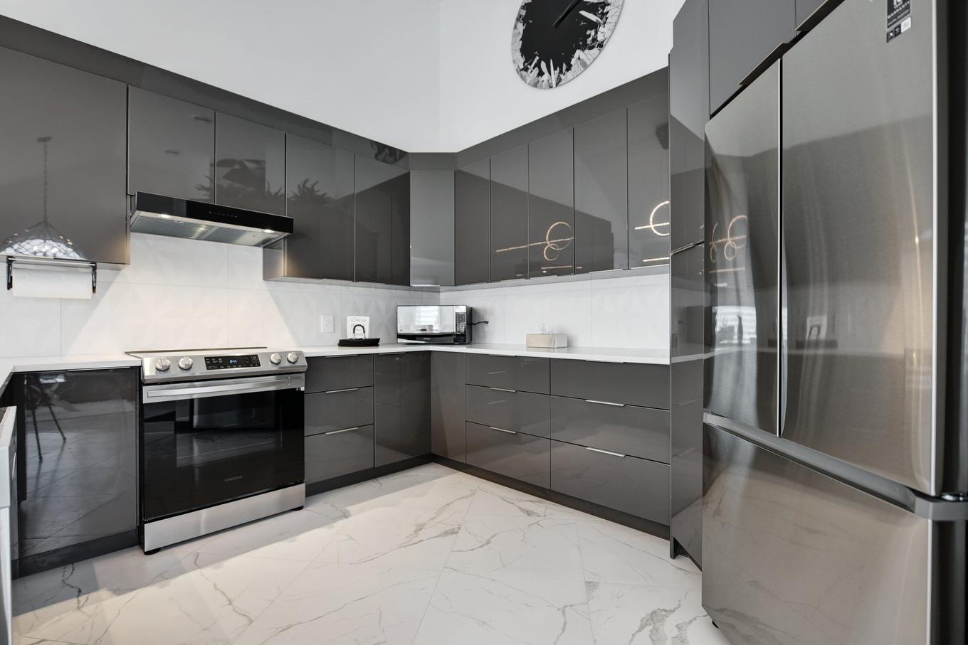 Kitchen - 8990 Place Rodier, Brossard, QC - Indoor Photo Showing Kitchen With Upgraded Kitchen