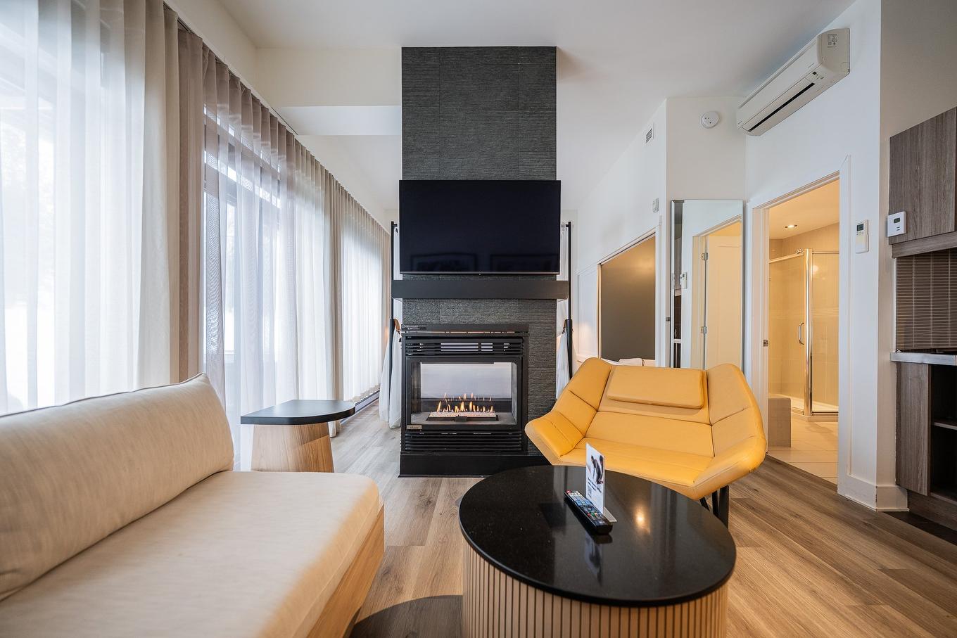 Salon - 110-43 Ch. Fridolin-Simard, Estérel, QC - Indoor Photo Showing Living Room With Fireplace