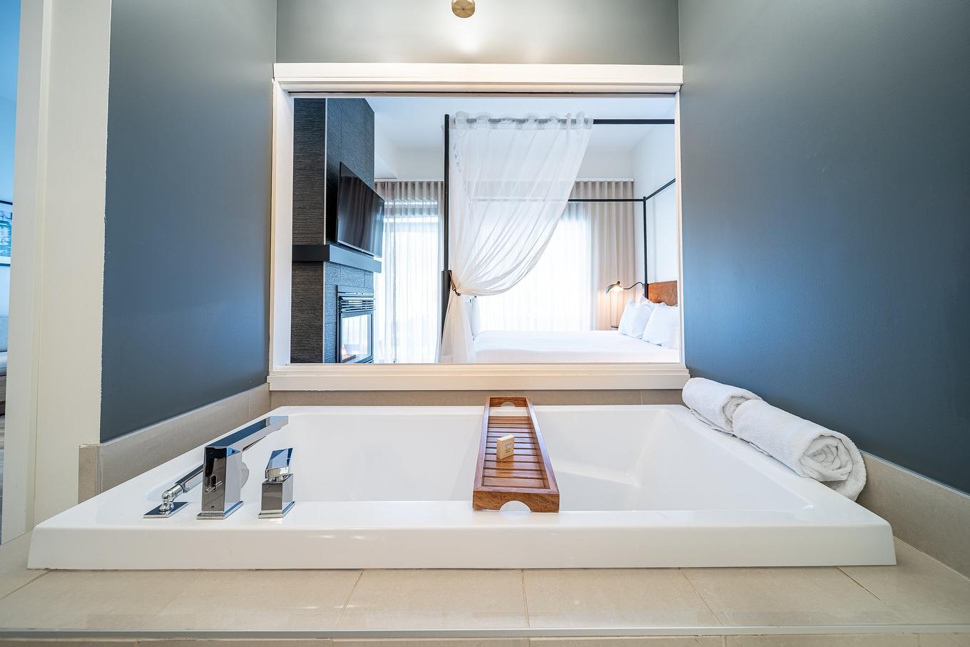 Salle de bains attenante à la CCP - 110-43 Ch. Fridolin-Simard, Estérel, QC - Indoor Photo Showing Bathroom