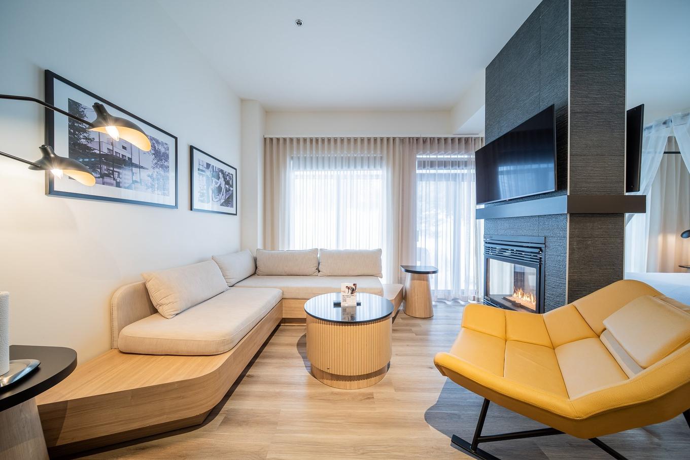Salon - 110-43 Ch. Fridolin-Simard, Estérel, QC - Indoor Photo Showing Living Room With Fireplace