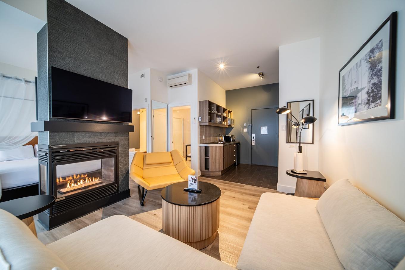 Salon - 110-43 Ch. Fridolin-Simard, Estérel, QC - Indoor Photo Showing Living Room With Fireplace