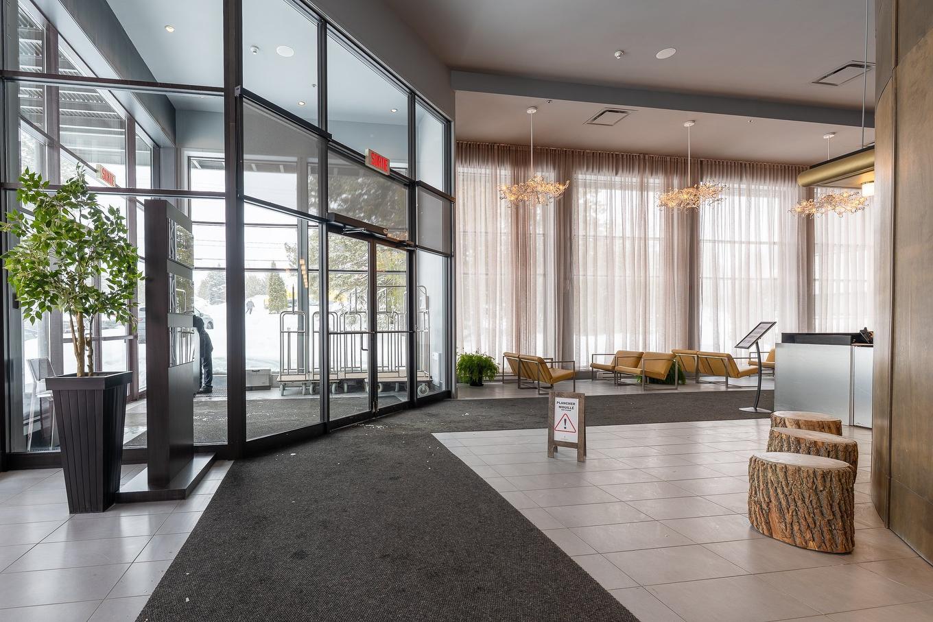 Hall d'entrée/Vestibule - 110-43 Ch. Fridolin-Simard, Estérel, QC - Indoor Photo Showing Other Room