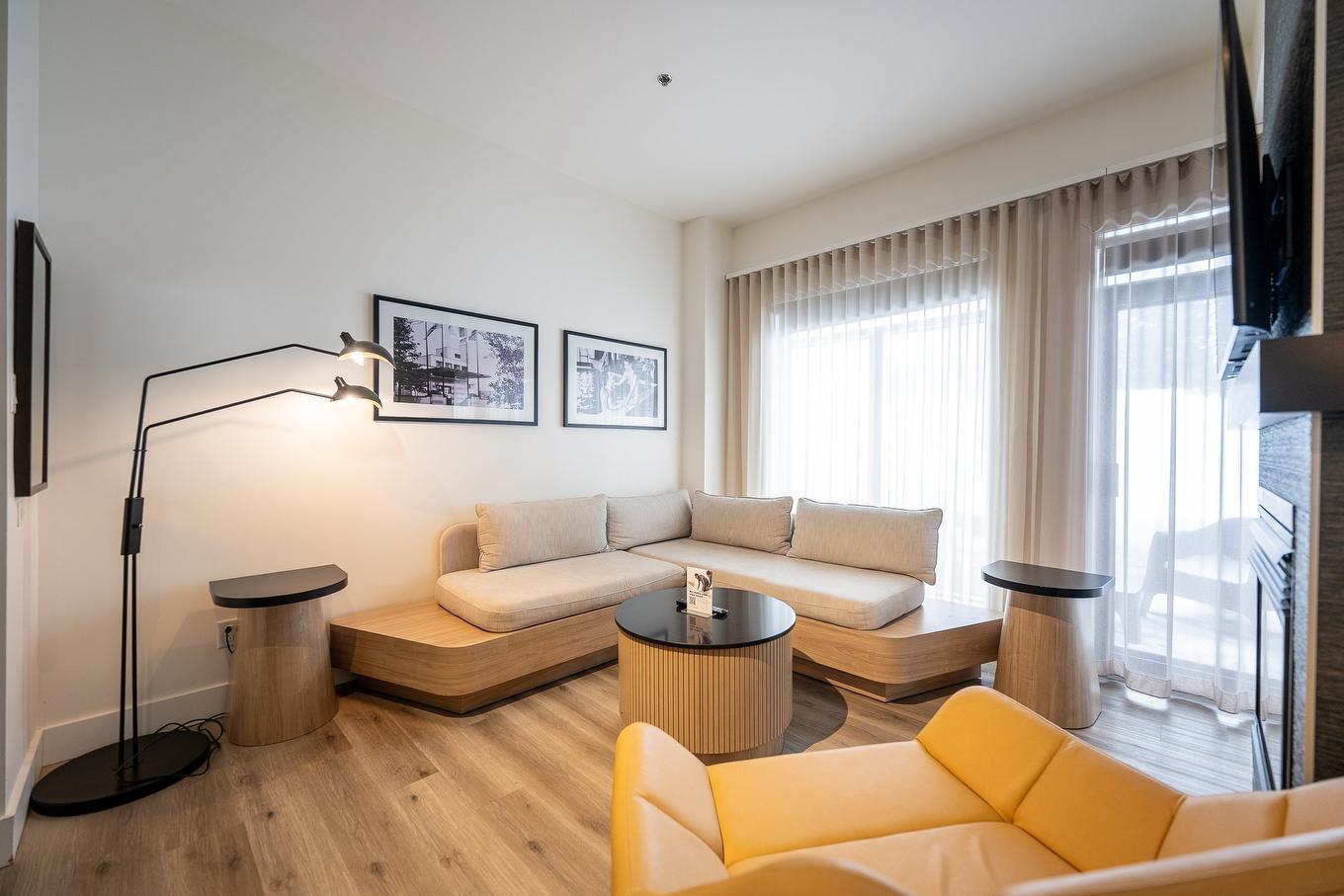 Salon - 110-43 Ch. Fridolin-Simard, Estérel, QC - Indoor Photo Showing Living Room