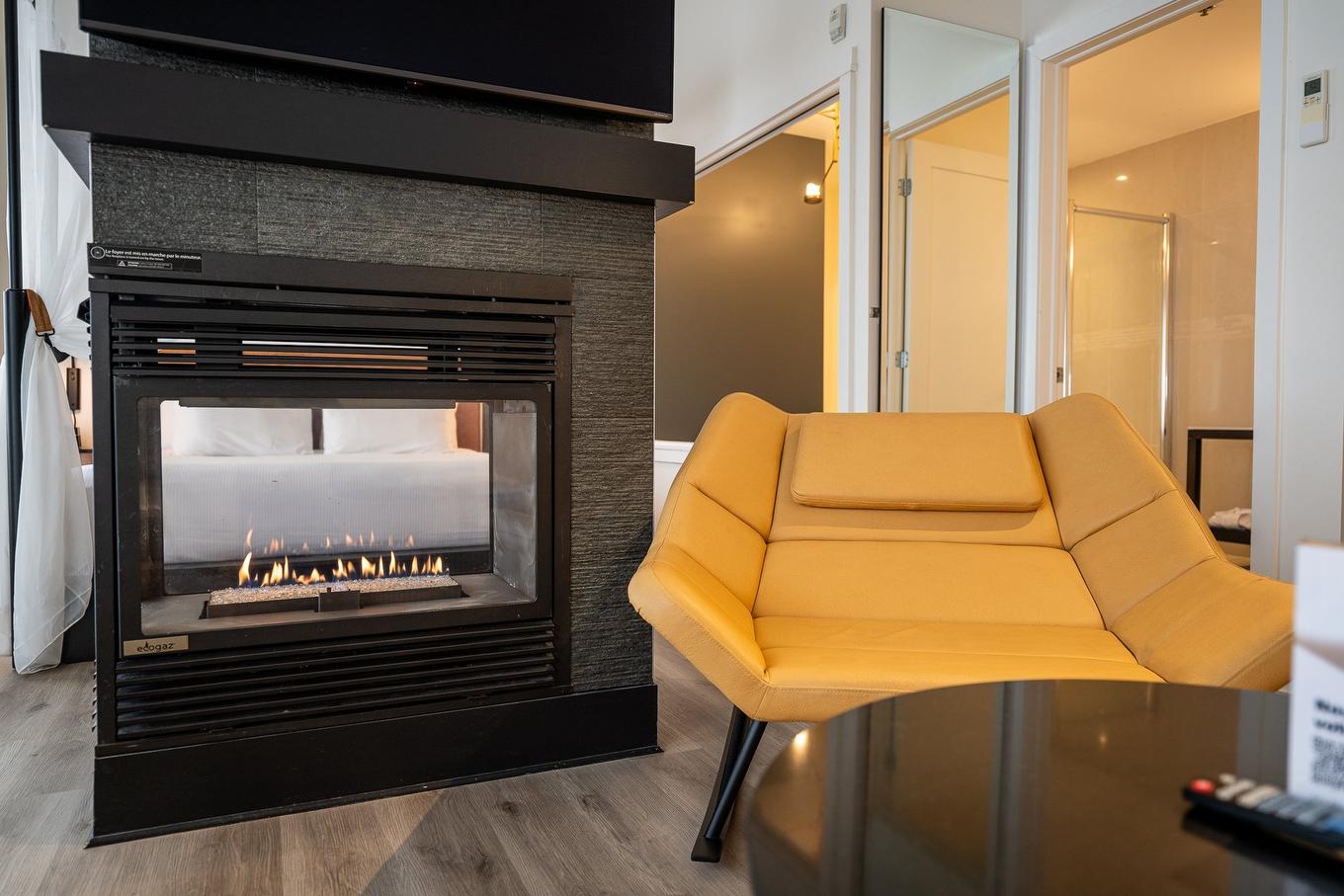 Salon - 110-43 Ch. Fridolin-Simard, Estérel, QC - Indoor Photo Showing Living Room With Fireplace
