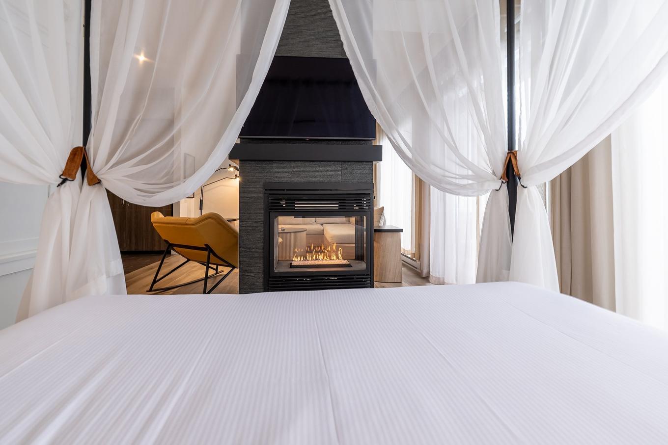 Chambre à coucher - 110-43 Ch. Fridolin-Simard, Estérel, QC - Indoor Photo Showing Bedroom With Fireplace