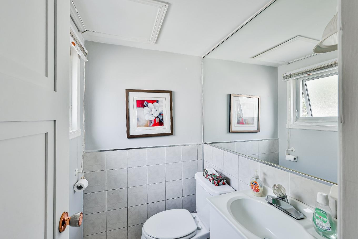 Powder room - 1008 Rue Violette, Laval (Sainte-Dorothée), QC - Indoor Photo Showing Bathroom