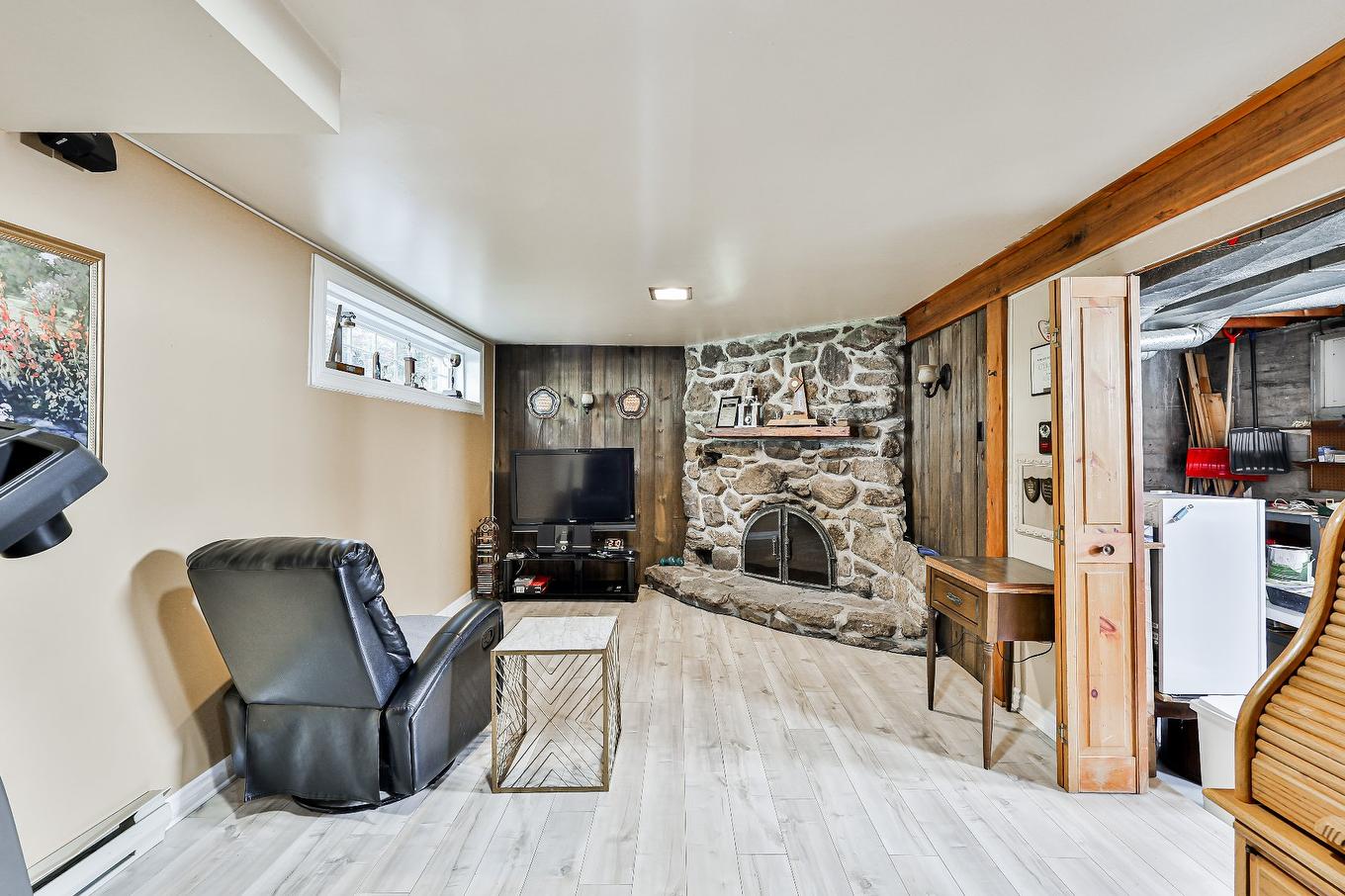 Family room - 1008 Rue Violette, Laval (Sainte-Dorothée), QC - Indoor With Fireplace