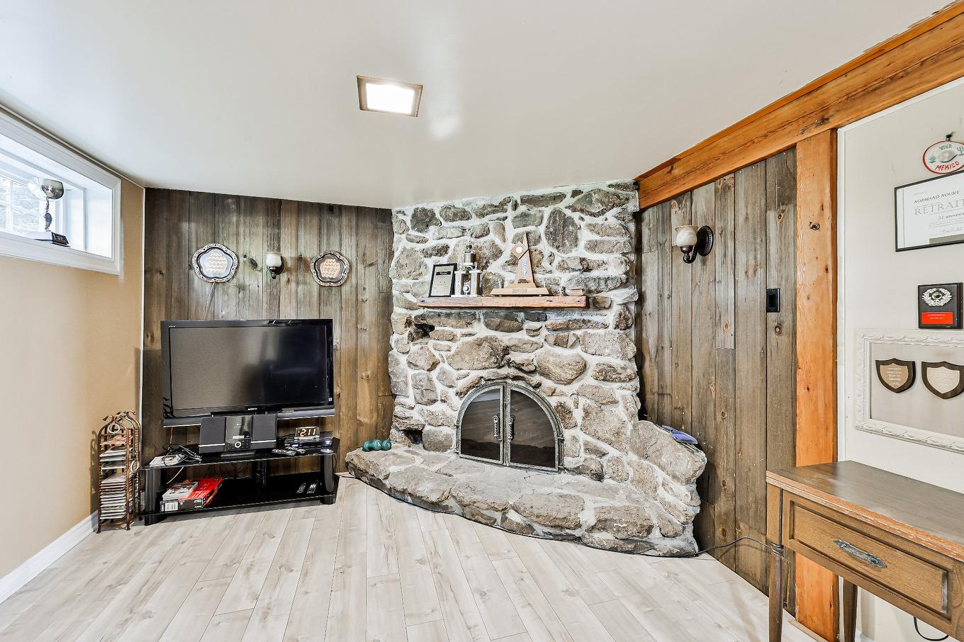 Family room - 1008 Rue Violette, Laval (Sainte-Dorothée), QC - Indoor With Fireplace