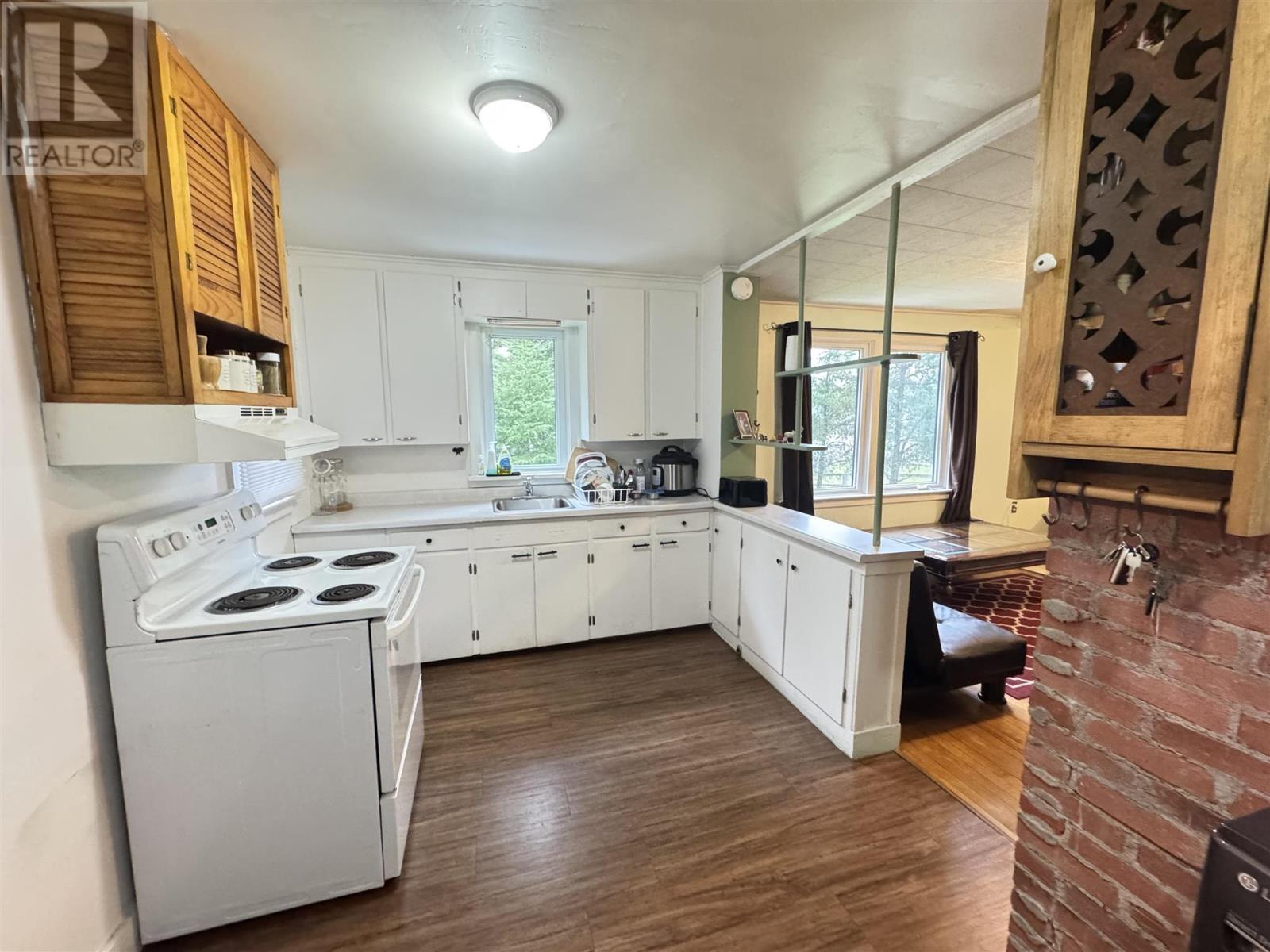 18 Hillcrest Ave, Wawa, ON - Indoor Photo Showing Kitchen With Double Sink