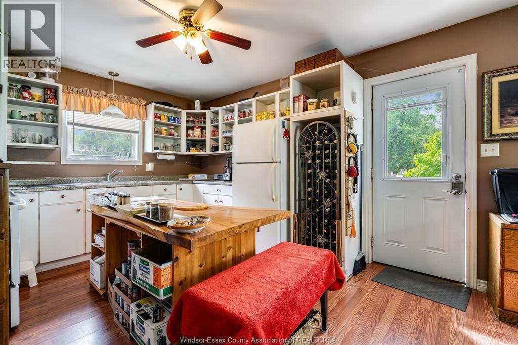633 Point Pelee Drive, Leamington, ON - Indoor Photo Showing Kitchen