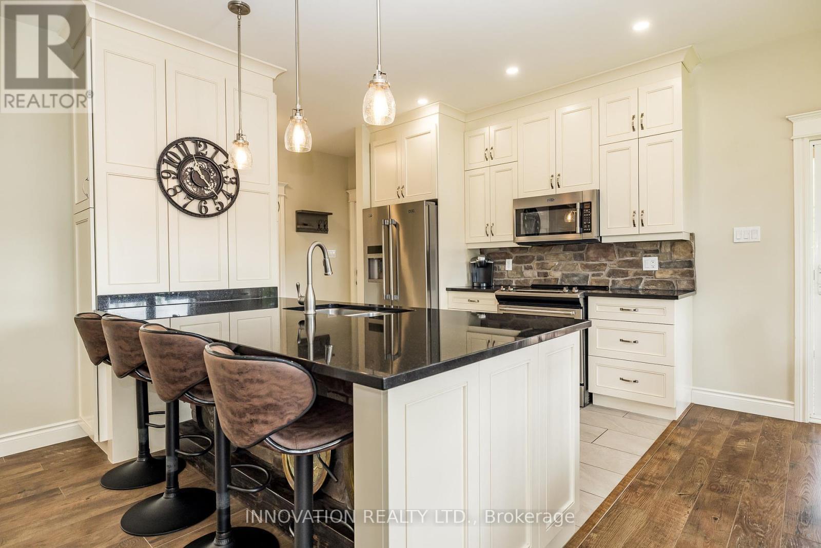 103 A Carriage Landing Drive, Horton, ON - Indoor Photo Showing Kitchen With Upgraded Kitchen