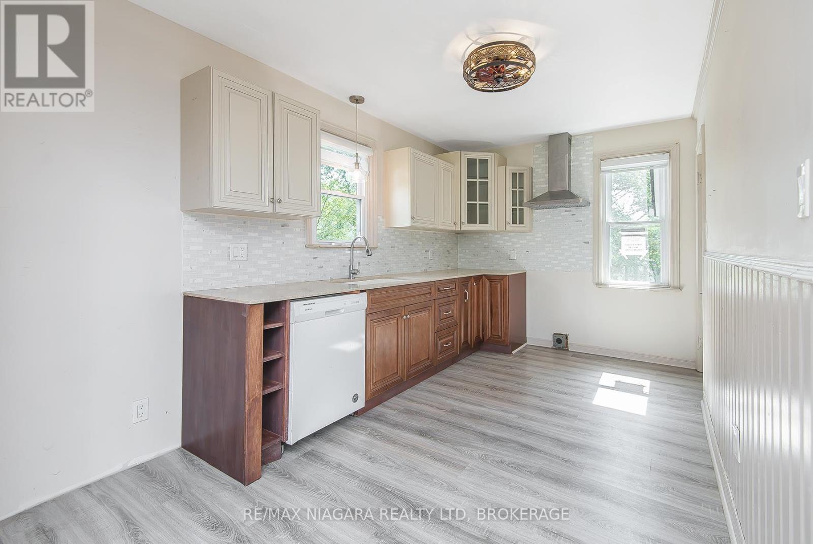 971 Hwy 3, Port Colborne (Sherkston), ON - Indoor Photo Showing Kitchen