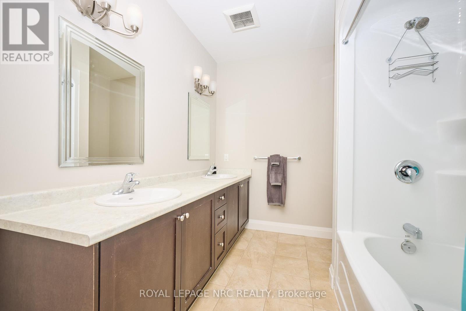 5pc ensuite bath. Double sinks. - 304 - 26 Wellington Street, St. Catharines (Downtown), ON - Indoor Photo Showing Bathroom