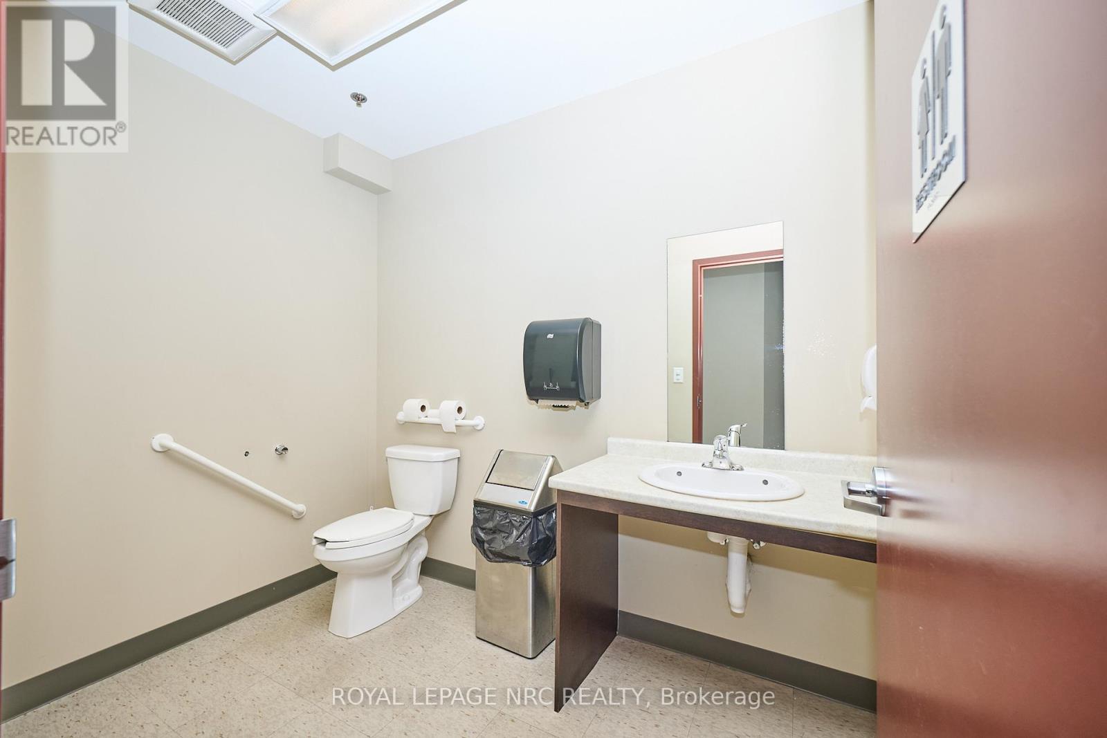 Common bathrooms are adjacent to amenities. - 304 - 26 Wellington Street, St. Catharines (Downtown), ON - Indoor Photo Showing Bathroom