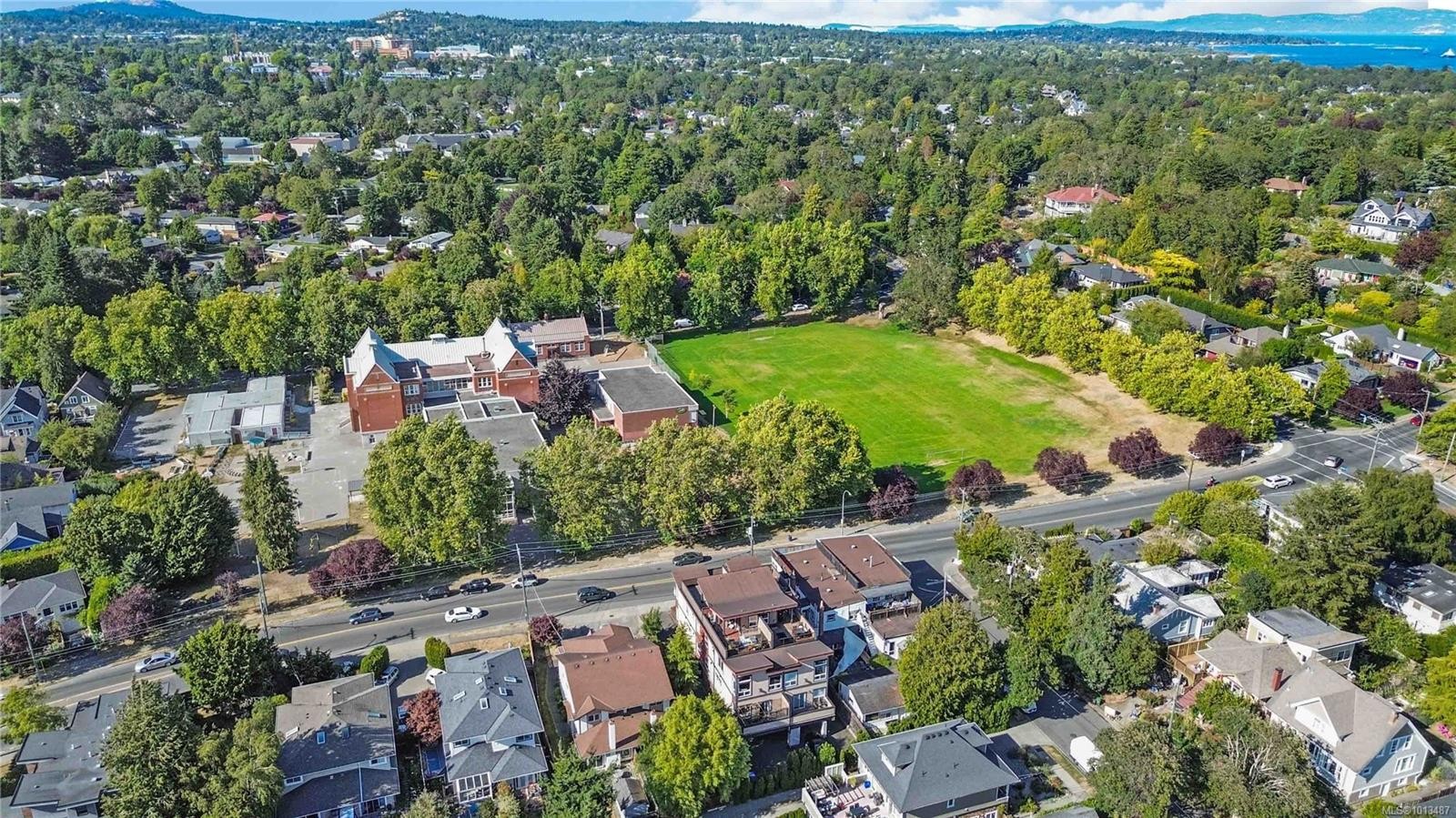 4-1827 Fairfield Rd, Victoria, BC