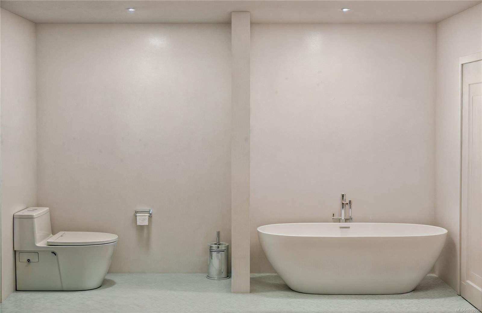 502-7815 Wallace Dr, Central Saanich, BC - Indoor Photo Showing Bathroom