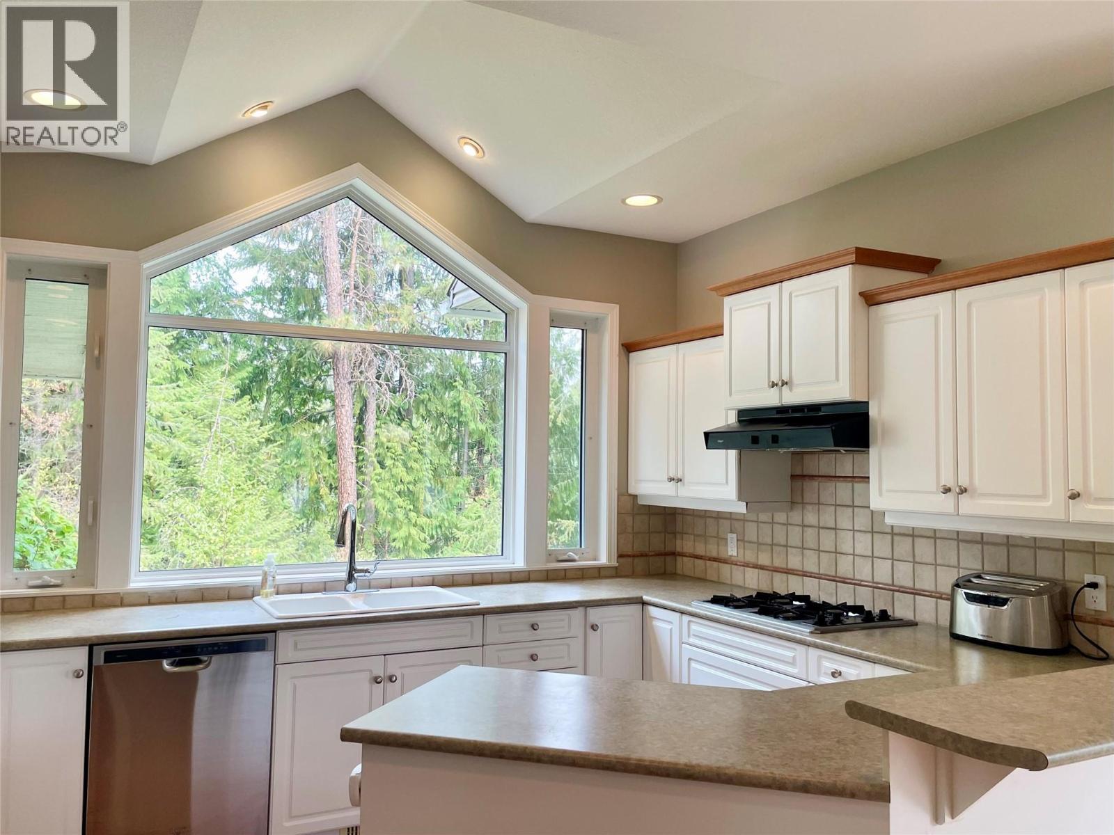 253 Chase Road, Christina Lake, BC - Indoor Photo Showing Kitchen