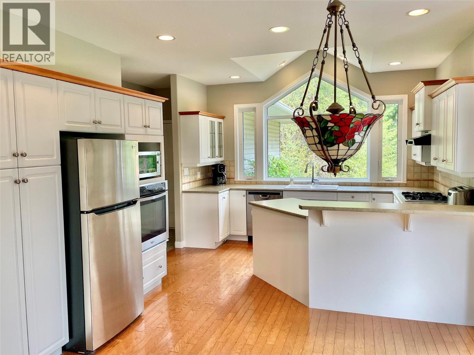 253 Chase Road, Christina Lake, BC - Indoor Photo Showing Kitchen With Upgraded Kitchen