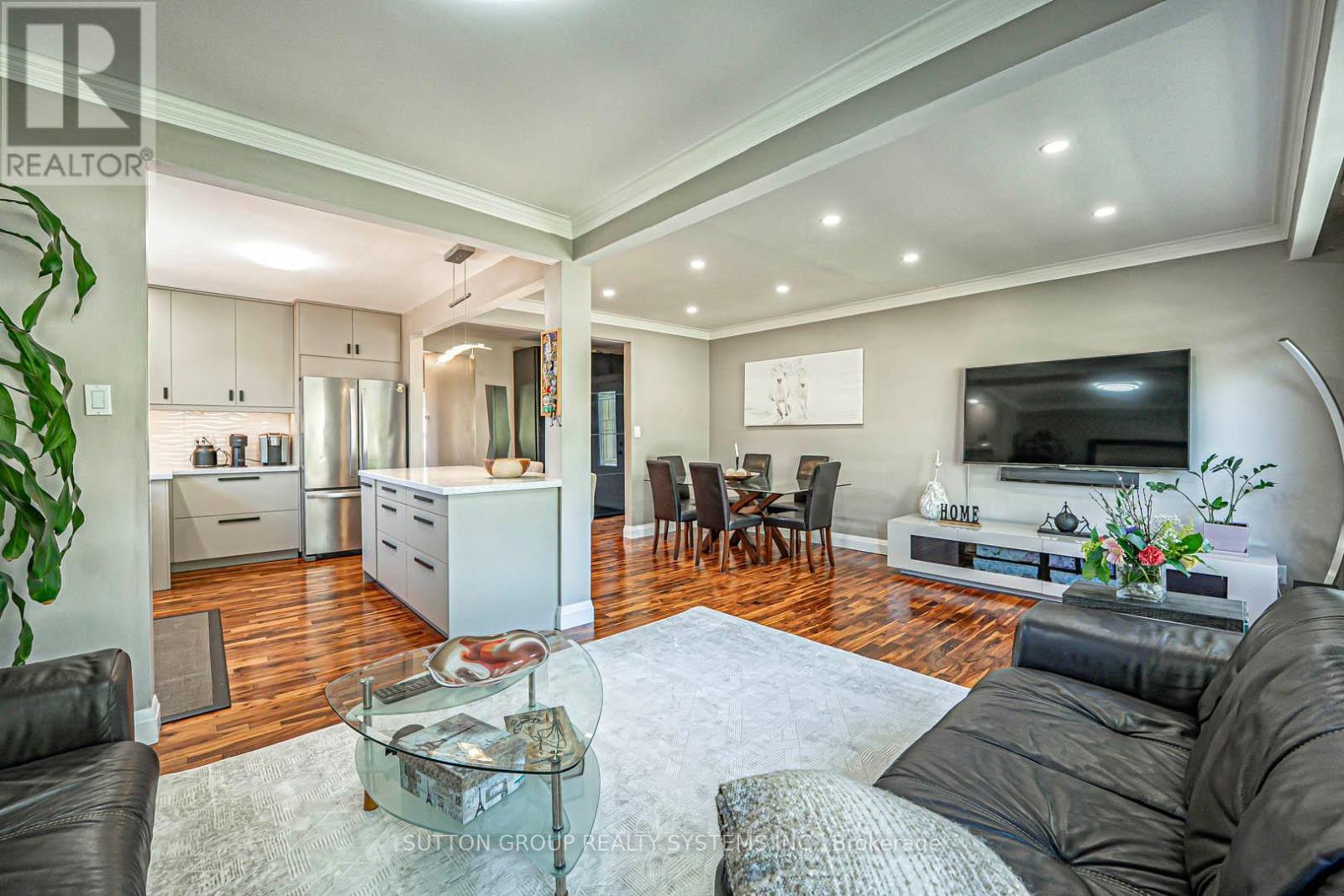 366 Renforth Drive, Toronto, ON - Indoor Photo Showing Living Room