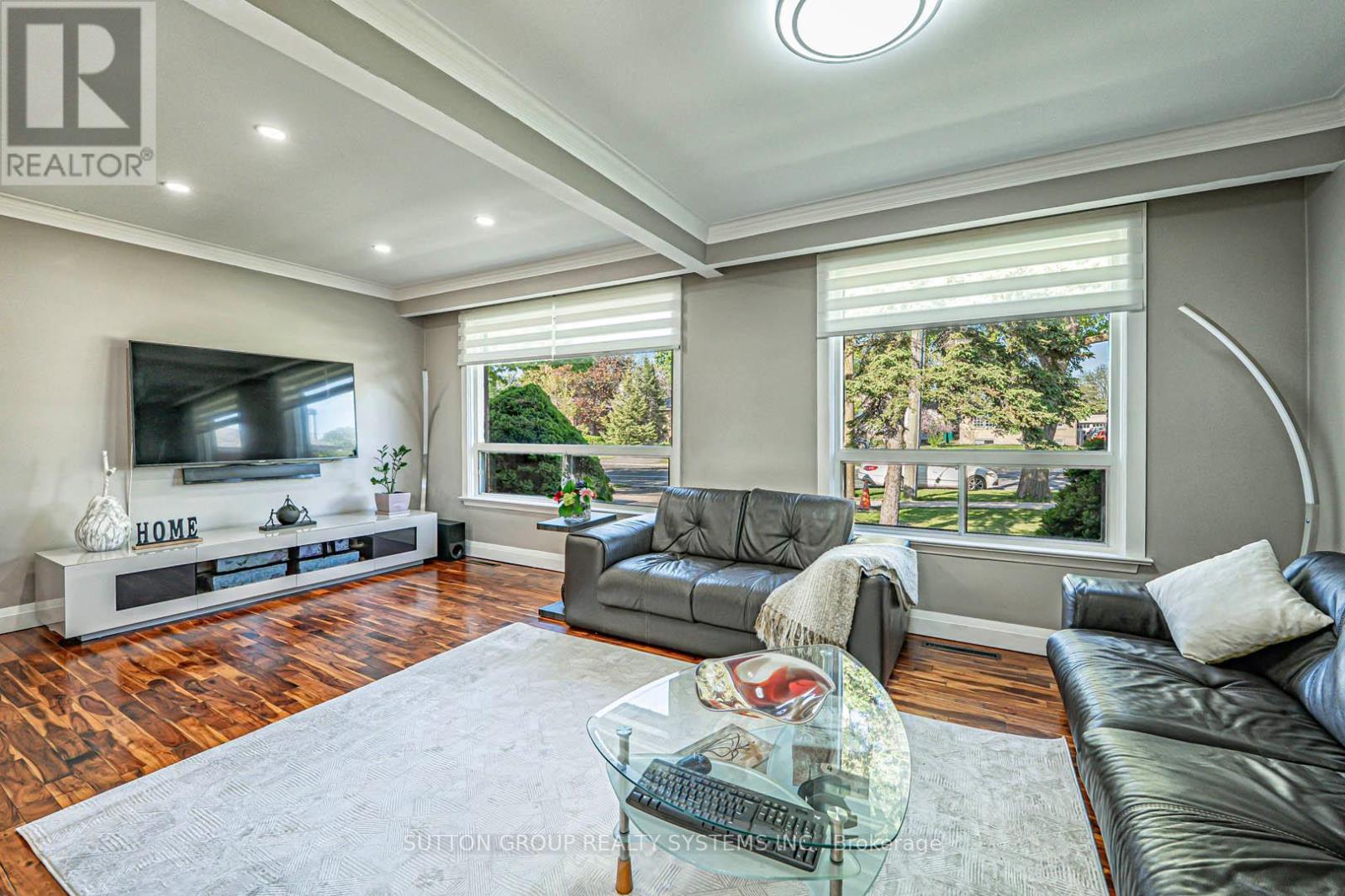 366 Renforth Drive, Toronto, ON - Indoor Photo Showing Living Room