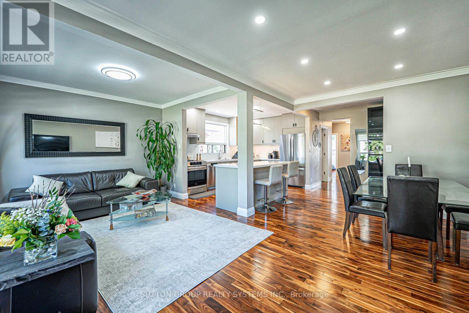 366 Renforth Drive, Toronto, ON - Indoor Photo Showing Living Room