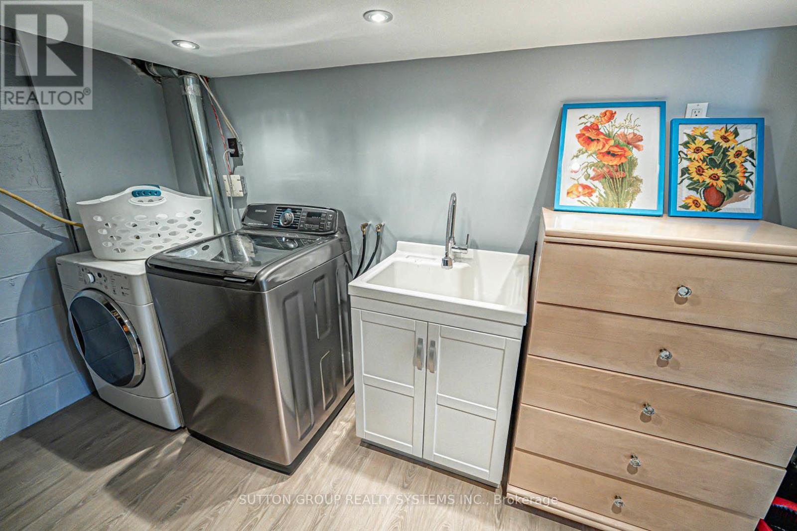 366 Renforth Drive, Toronto, ON - Indoor Photo Showing Laundry Room
