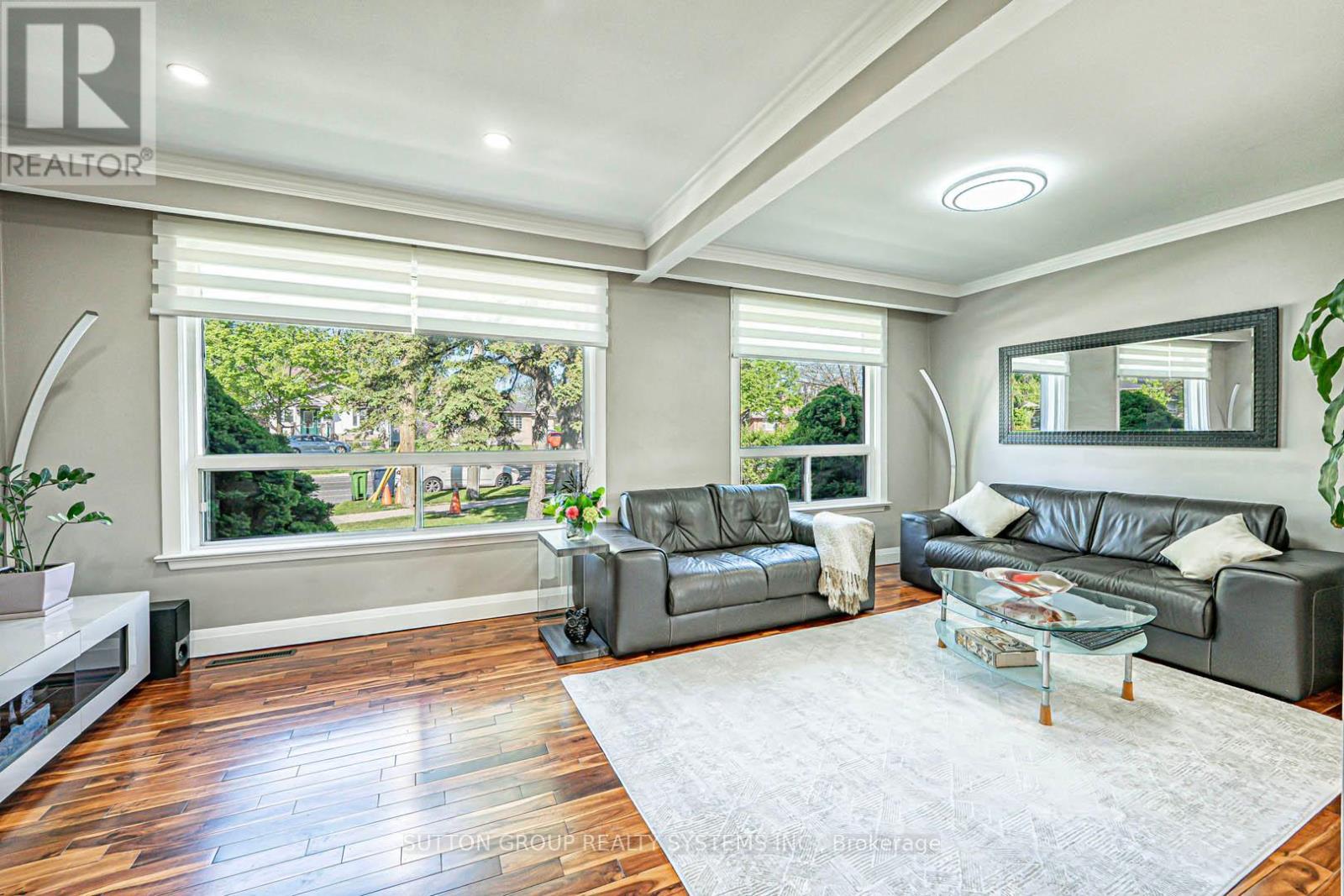 366 Renforth Drive, Toronto, ON - Indoor Photo Showing Living Room