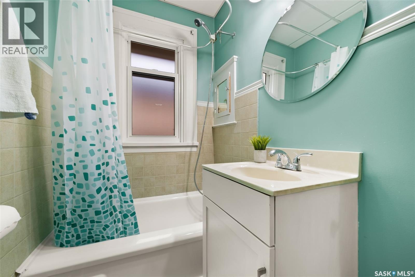 2054 Pasqua Street, Regina, SK - Indoor Photo Showing Bathroom