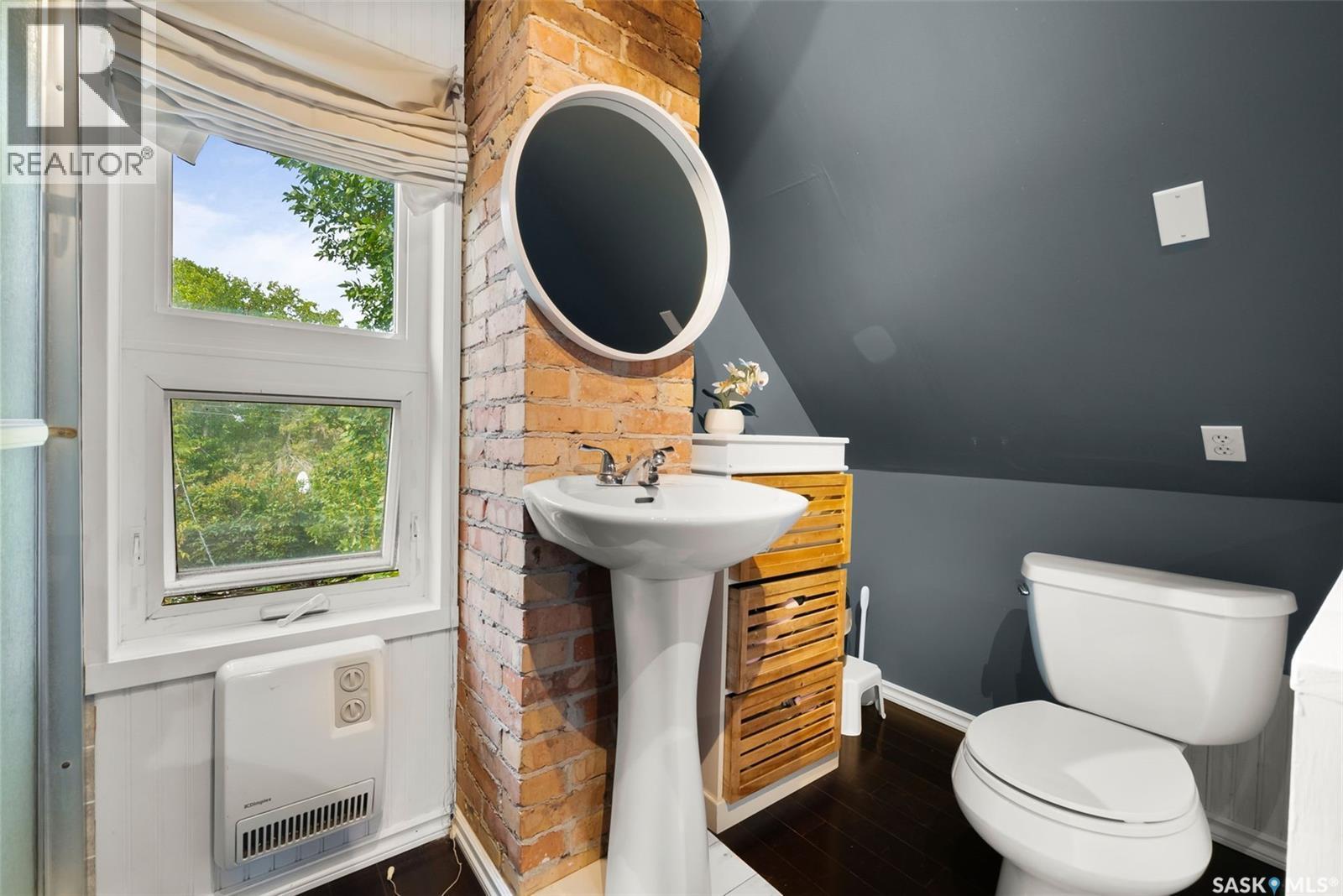 2054 Pasqua Street, Regina, SK - Indoor Photo Showing Bathroom