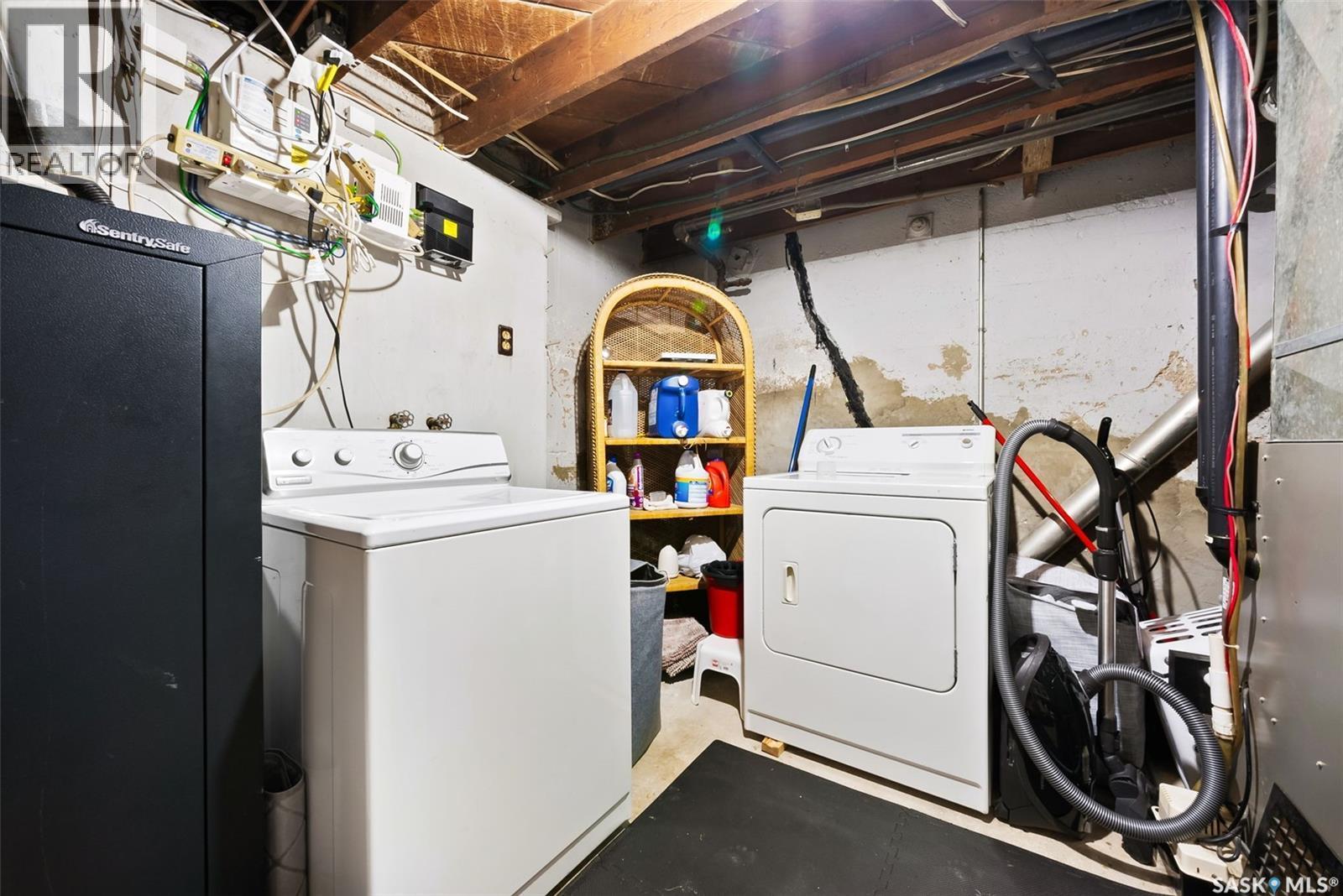2054 Pasqua Street, Regina, SK - Indoor Photo Showing Laundry Room