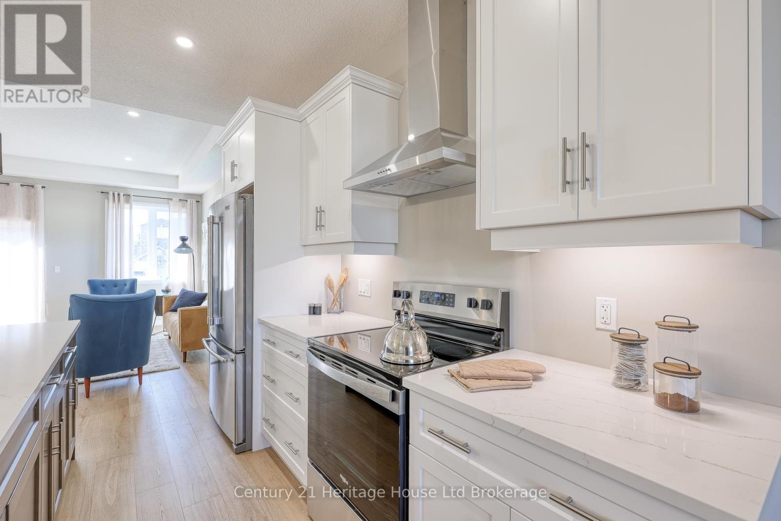 13 - 19 Anderson Street, Woodstock (Woodstock - South), ON - Indoor Photo Showing Kitchen With Upgraded Kitchen