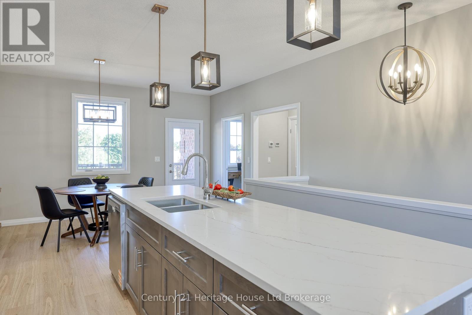 13 - 19 Anderson Street, Woodstock (Woodstock - South), ON - Indoor Photo Showing Kitchen With Double Sink