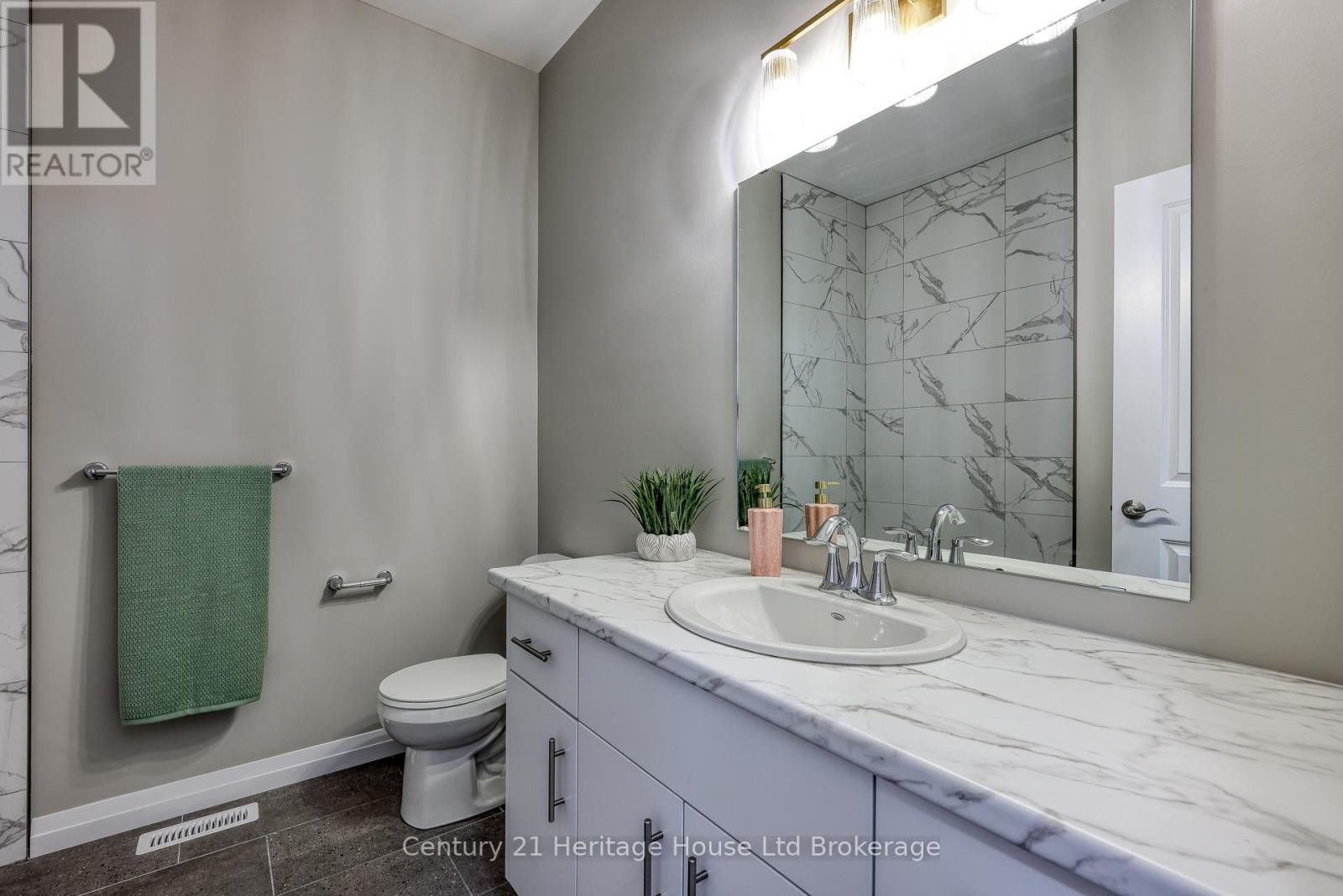 13 - 19 Anderson Street, Woodstock (Woodstock - South), ON - Indoor Photo Showing Bathroom