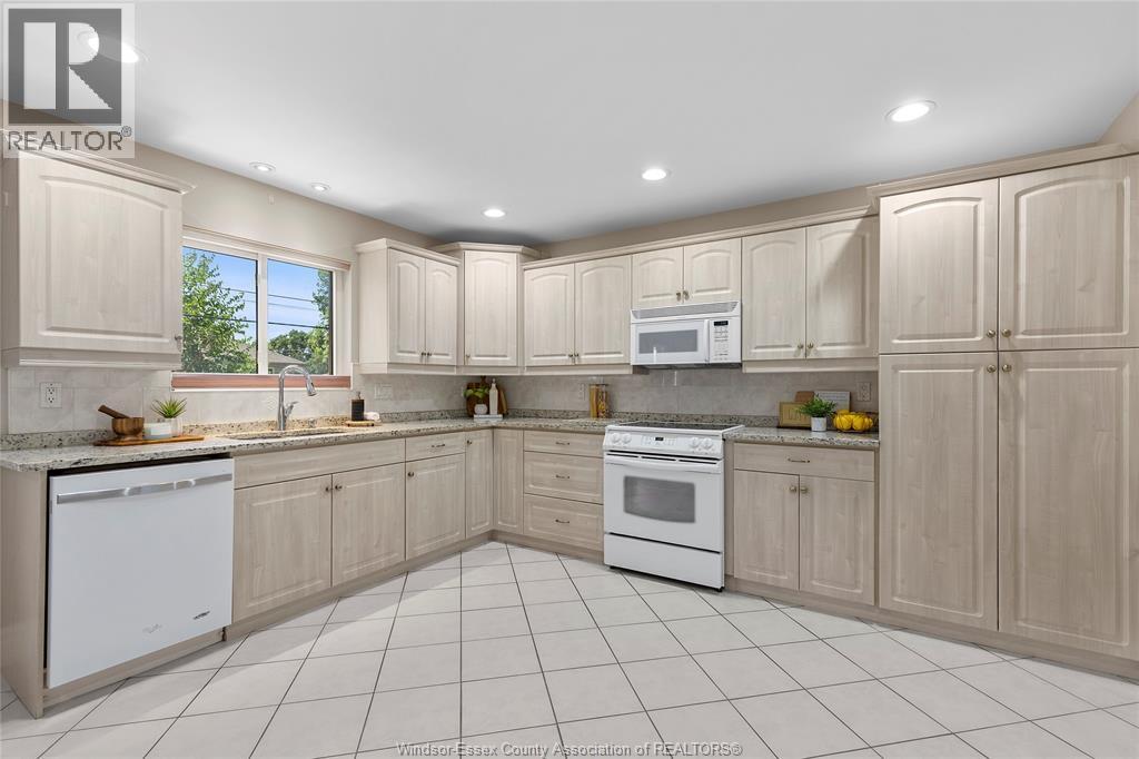 3535 Turner Road, Windsor, ON - Indoor Photo Showing Kitchen
