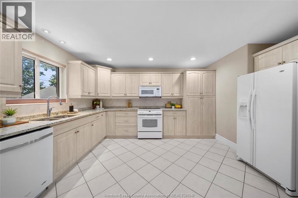 3535 Turner Road, Windsor, ON - Indoor Photo Showing Kitchen With Double Sink
