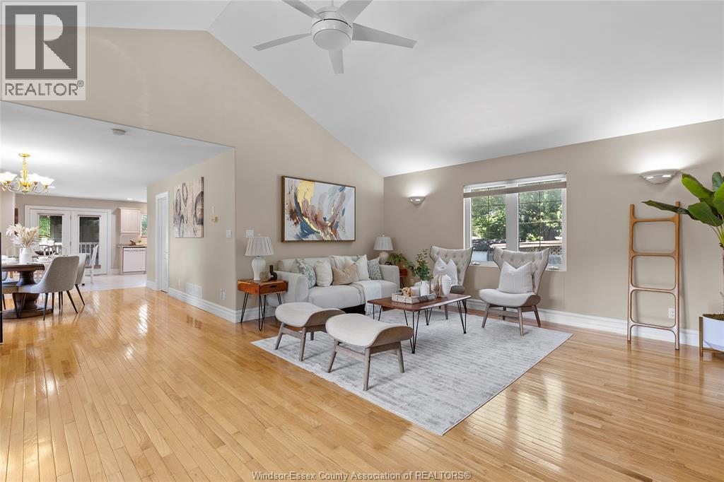 3535 Turner Road, Windsor, ON - Indoor Photo Showing Living Room