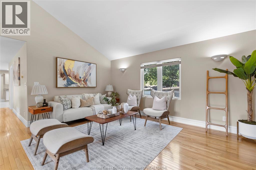 3535 Turner Road, Windsor, ON - Indoor Photo Showing Living Room