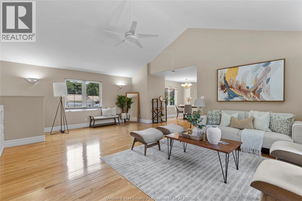 3535 Turner Road, Windsor, ON - Indoor Photo Showing Living Room