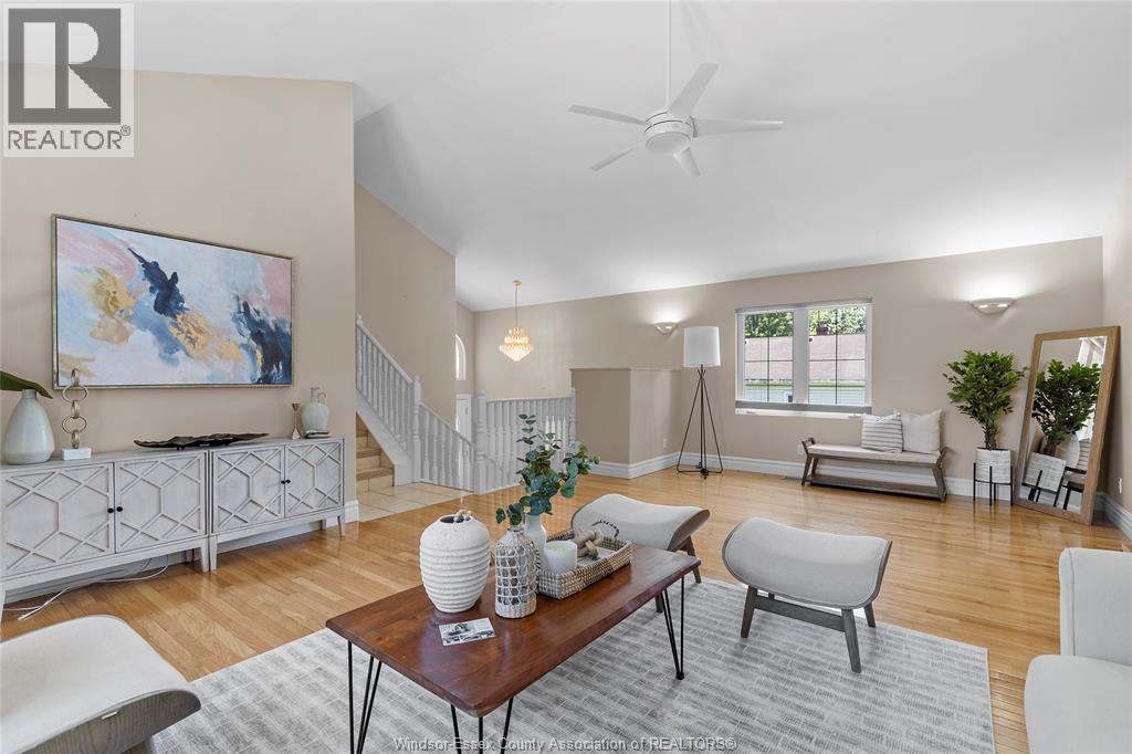 3535 Turner Road, Windsor, ON - Indoor Photo Showing Living Room