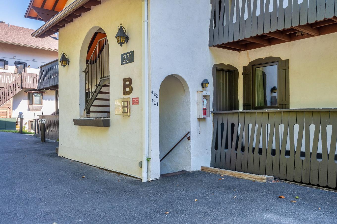 Exterior entrance - 422-231 Ch. De Lac-Tremblant-Nord, Mont-Tremblant, QC