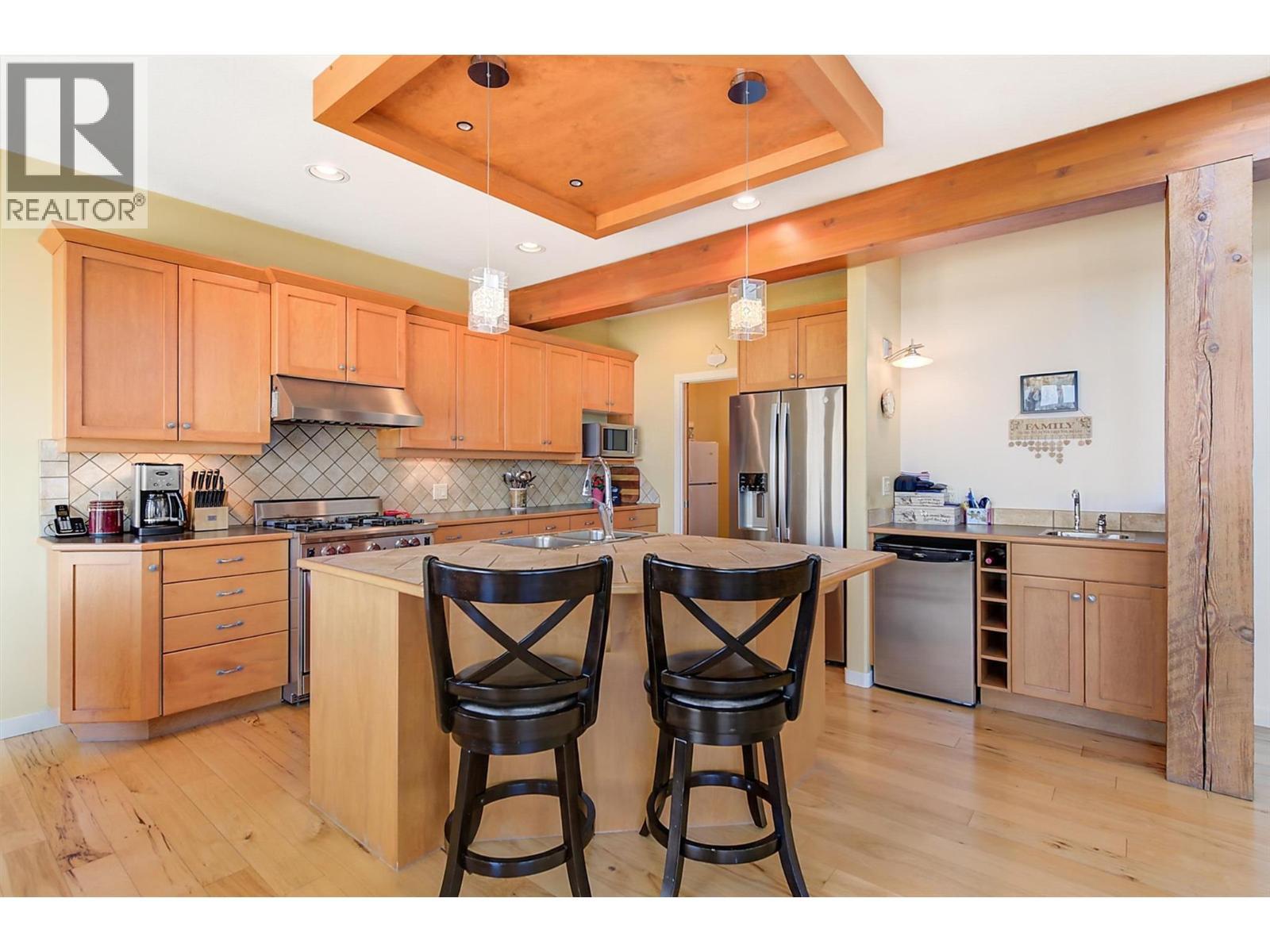 755 South Crest Drive, Kelowna, BC - Indoor Photo Showing Kitchen