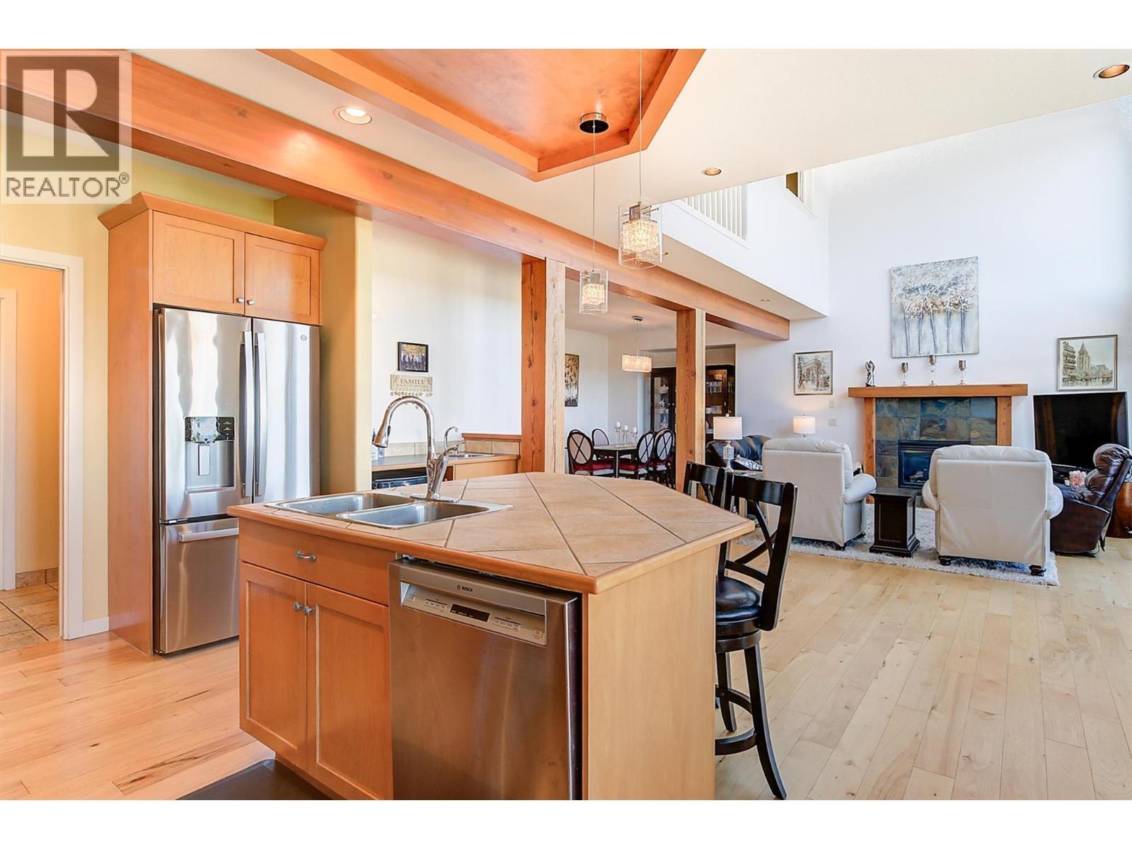 755 South Crest Drive, Kelowna, BC - Indoor Photo Showing Kitchen With Double Sink