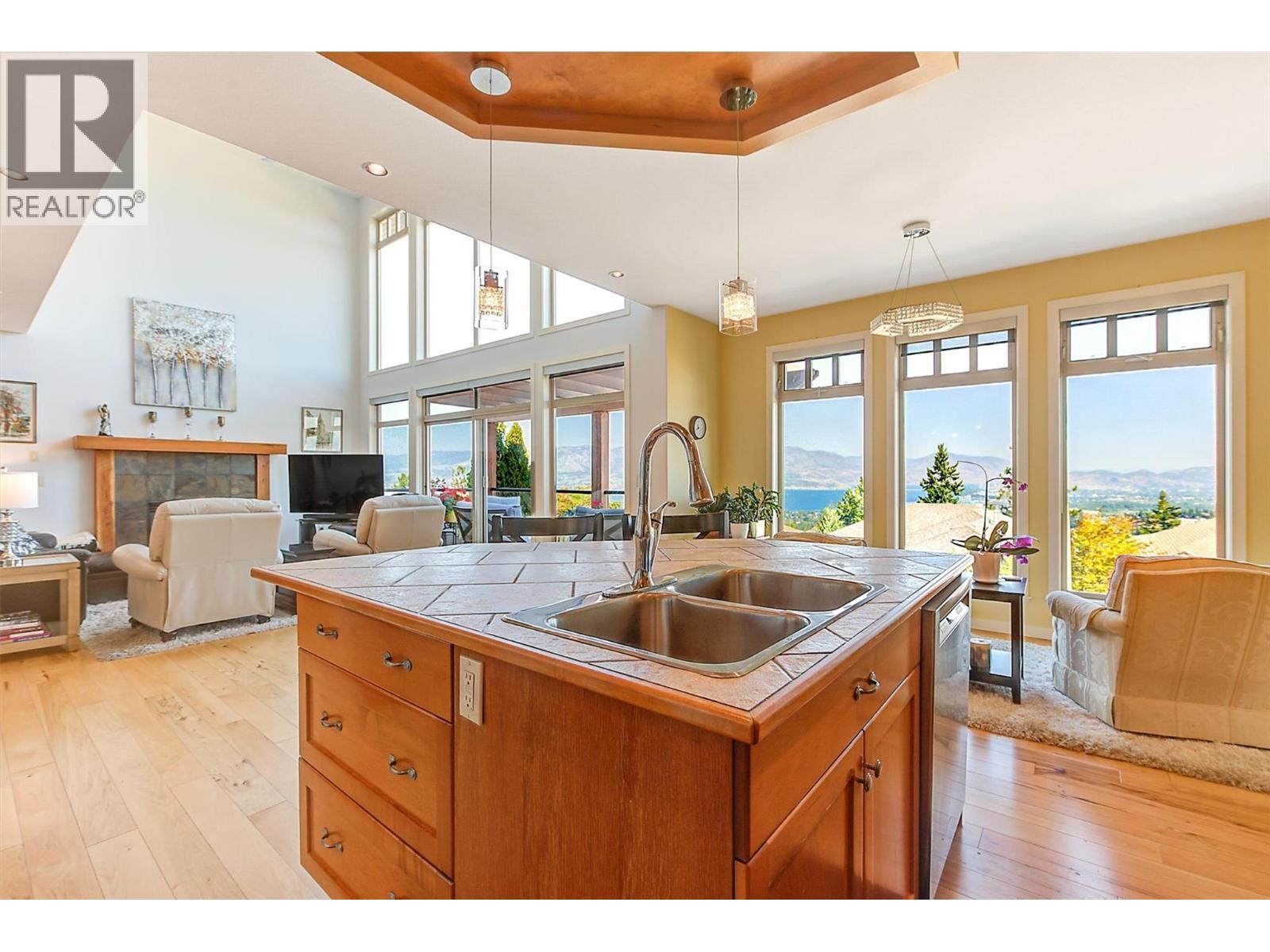 755 South Crest Drive, Kelowna, BC - Indoor Photo Showing Kitchen With Double Sink