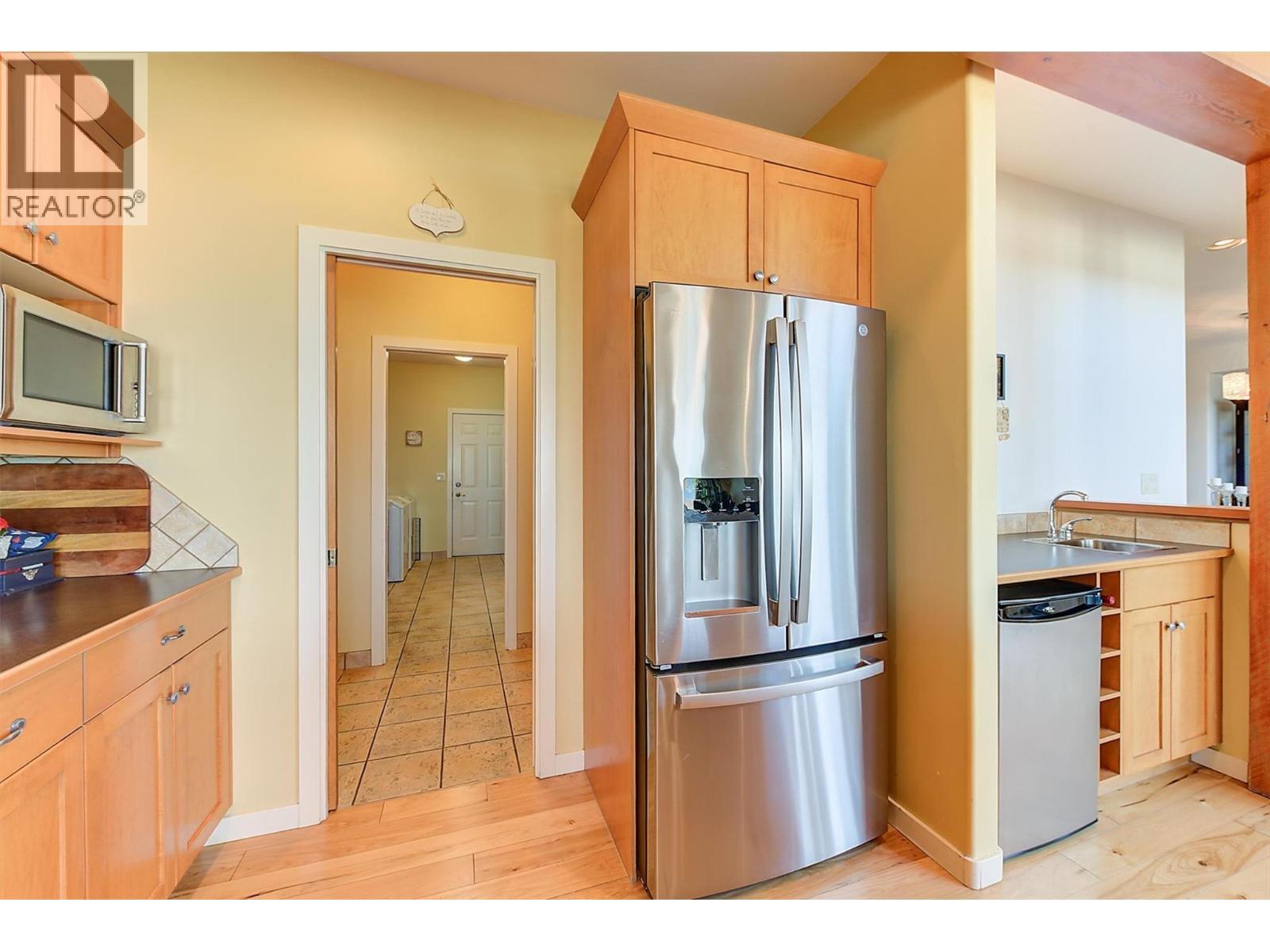 755 South Crest Drive, Kelowna, BC - Indoor Photo Showing Kitchen With Double Sink